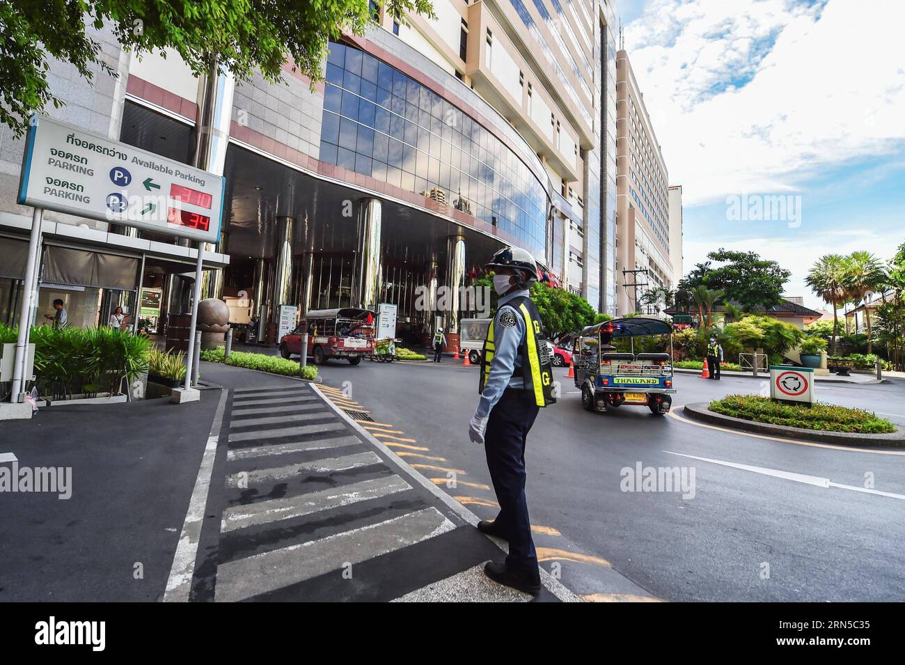 (150620) -- BANGKOK, 20 juin 2015 -- Un garde de sécurité porte un masque facial alors qu'il travaillait à l'hôpital international de Bumrungrad, où un homme de 75 ans d'un pays du Moyen-Orient diagnostiqué avec mers s'était rendu, dans la région de Sukhumvit à Bangkok, Thaïlande, le 20 juin 2015. Le ministère de la Santé publique de Thaïlande a confirmé jeudi le premier cas de syndrome respiratoire du Moyen-Orient (mers). A Bangkok, la capitale du pays et un centre de transport international, les citoyens et les voyageurs ont commencé à adopter des méthodes préventives telles que le port de masques protecteurs pour le visage. THAÏLANDE-BANGKOK Banque D'Images