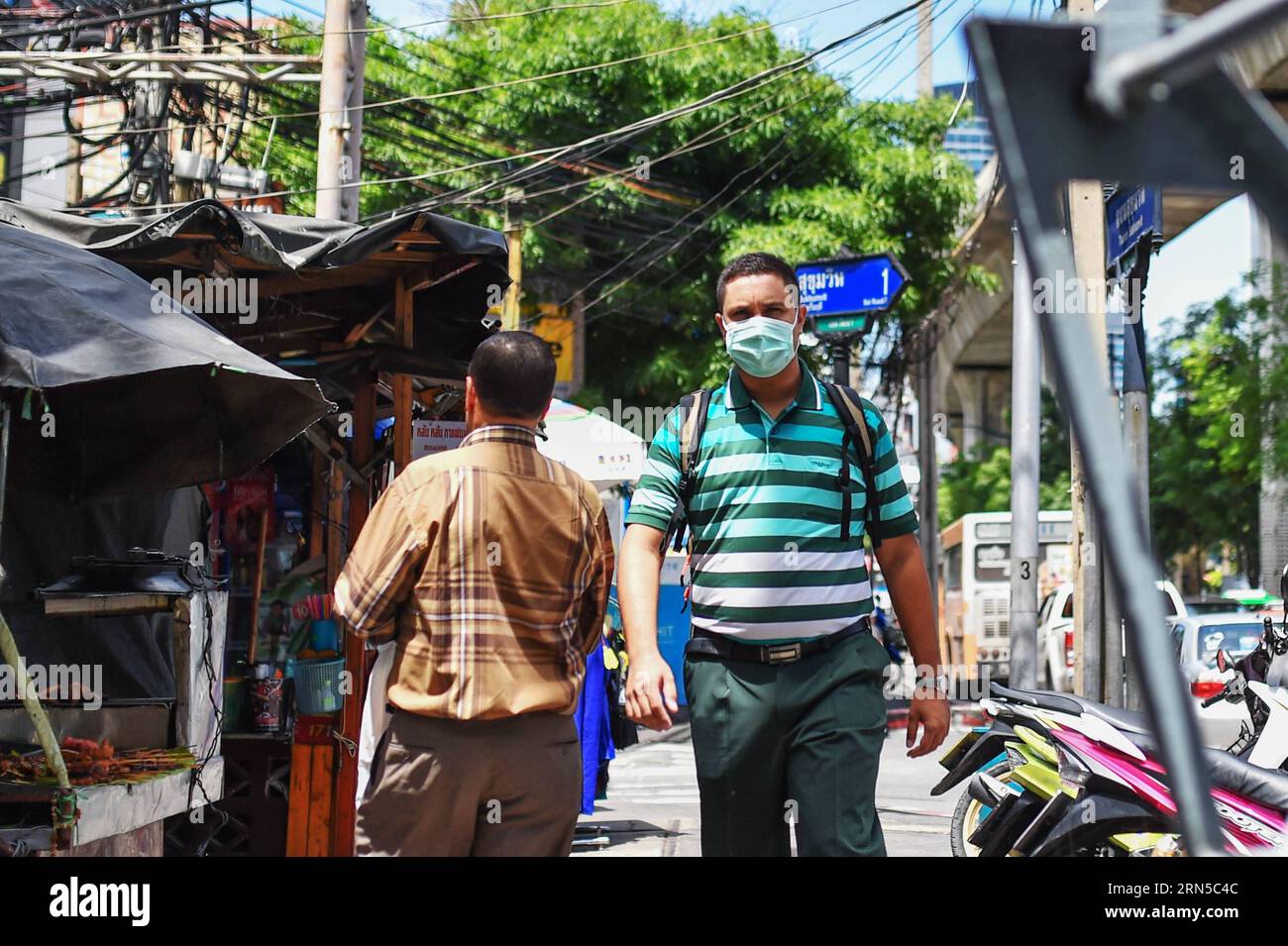 (150620) -- BANGKOK, le 20 juin 2015 -- Un piéton est vu portant un masque facial dans le quartier de Sukhumvit à Bangkok, Thaïlande, le 20 juin 2015. Le ministère de la Santé publique de Thaïlande a confirmé jeudi le premier cas de syndrome respiratoire du Moyen-Orient (mers). A Bangkok, la capitale du pays et un centre de transport international, les citoyens et les voyageurs ont commencé à adopter des méthodes préventives telles que le port de masques protecteurs pour le visage. THAILAND-BANGKOK-mers-DISEASE-PREVENTION LixMangmang PUBLICATIONxNOTxINxCHN 150620 Bangkok juin 20 2015 un piéton EST des lacs portant un masque facial i Banque D'Images