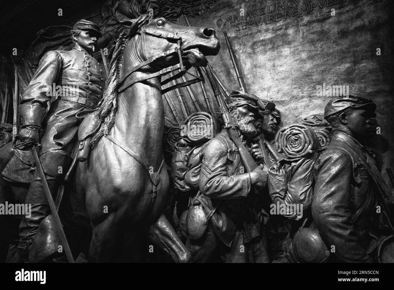 Monument de la Guerre de Sécession — Photo noir et blanc | Monument de la Guerre de Sécession. Photographie noir et blanc montrant une vue rapprochée de la sculpture en bas-relief avec un soldat à cheval menant un groupe d'infantiers. Banque D'Images