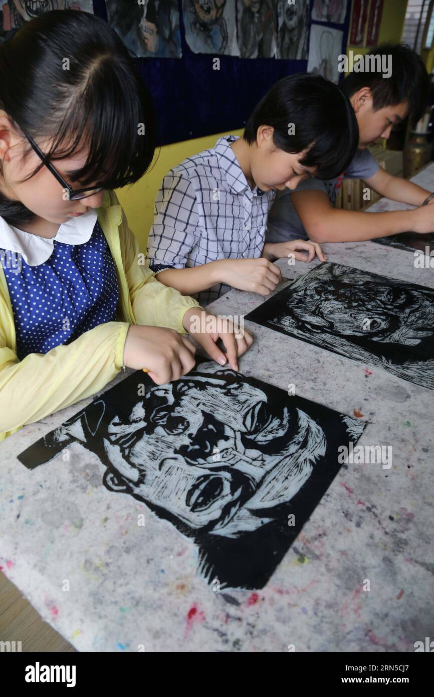 (150621) -- XIANGYANG, le 21 juin 2015 -- des élèves dessinent des portraits de leurs pères lors d'une activité pour marquer la fête des pères à Xiangyang, dans la province du Hubei, au centre de la Chine, le 21 juin 2015.) (Wyo) CHINA-HUBEI-FATHER S DAY-DRAWINGS (CN) GongxBo PUBLICATIONxNOTxINxCHN 150621 Xiang Yang juin 21 2015 les élèves dessinent des portraits de leurs pères pendant l'activité pour marquer la fête du Père S à Xiang Yang Central China S province du Hubei juin 21 2015 wyo China Hubei Fête du Père dessins CN PUBLICATIONxNOTxINxCHN Banque D'Images