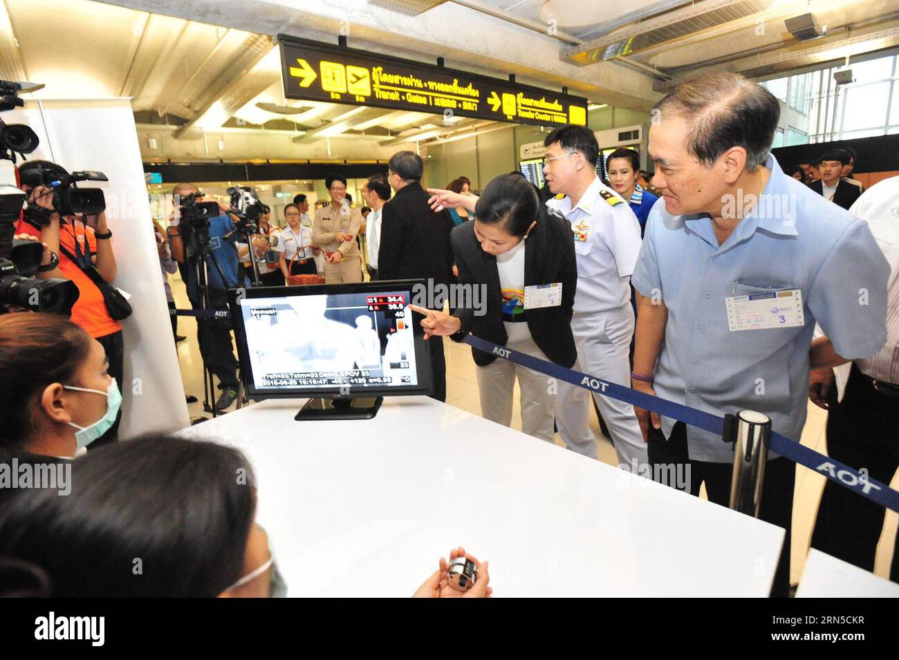 (150621) -- BANGKOK, le 21 juin 2015 -- le ministre thaïlandais de la Santé publique, Rajata Rajatanavin (à droite, devant), examine un thermoscan vérifiant la température corporelle des personnes à l'aéroport Suvarnabhumi de Bangkok, Thaïlande, le 21 juin 2015. Le ministère de la Santé publique de Thaïlande a confirmé jeudi le premier cas de syndrome respiratoire du Moyen-Orient (mers). Les citoyens et les voyageurs ont commencé à adopter des méthodes préventives telles que le port de masques de protection faciaux à Bangkok. Le Département de contrôle des maladies dit que le patient omanais de 75 ans infecté par Mers est sous les soins d'isolement au Bamrasnaradura Infectious D Banque D'Images