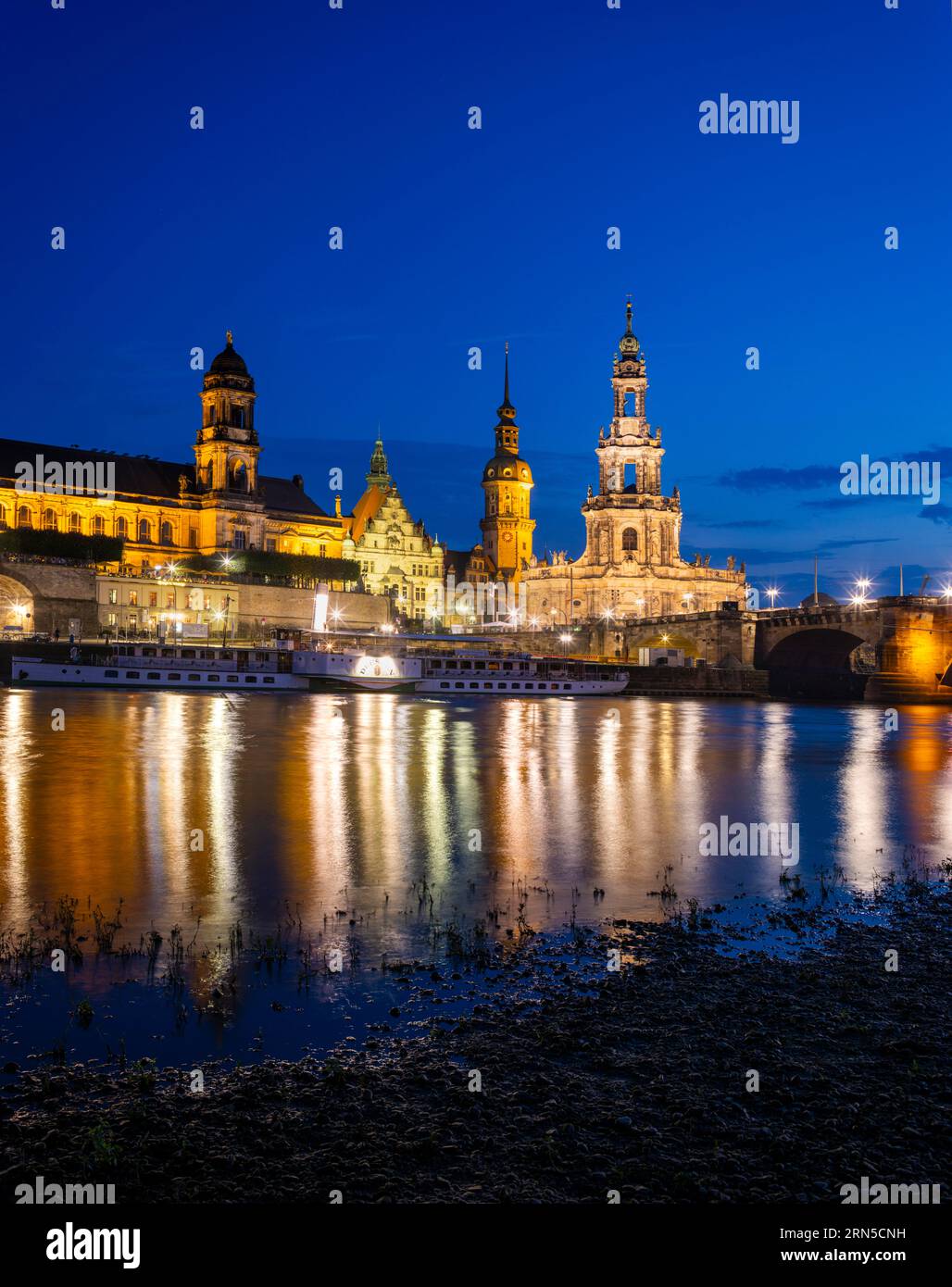 Silhouette de la vieille ville de Dresde dans la soirée sur l'Elbe, avec la terrasse Bruehl, Sekundogenitur, Staendehaus, Hausmannsturm, Hofkirche et Banque D'Images