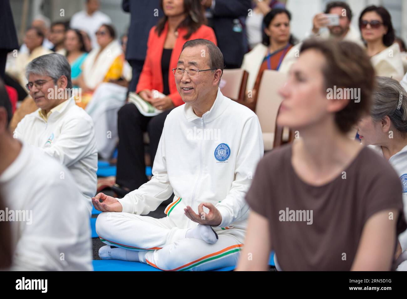 (150622) -- NEW YORK, le 21 juin 2015 -- Ban Ki-moon, secrétaire général des Nations Unies, se joint à Hundreds pour jouer du yoga au siège de l'ONU, New York, aux États-Unis, à l'occasion de la première Journée internationale du yoga, le 21 juin 2015.) JOURNÉE INTERNATIONALE DU YOGA-BAN KI-MOON LixMuzi PUBLICATIONxNOTxINxCHN 150622 New York 21 2015 juin Ban KI Moon Secrétaire général des Nations Unies se joint à Hundreds pour jouer du yoga AU siège de l'ONU New York aux États-Unis À L'OCCASION DE la première Journée internationale du yoga 21 2015 juin Journée internationale du yoga des Nations Unies Ban KI Moon LiXMuzi PUBLICATIONxNOTxINxCHN Banque D'Images