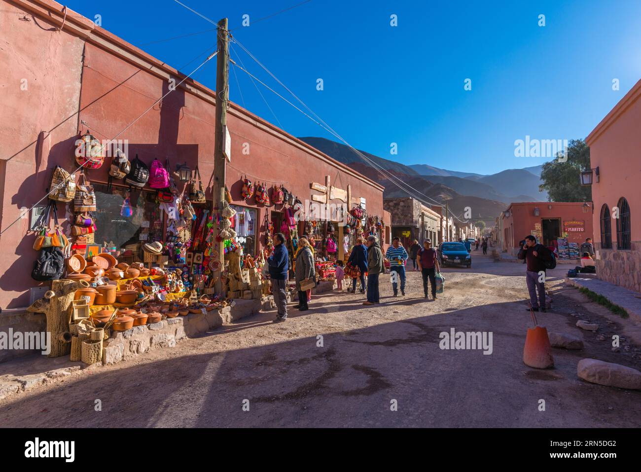 Marché vendant des produits locaux, Purmamarca, Quebrada Humahuaca, site du patrimoine mondial de l'UNESCO, province de Jujuy, maisons en adobe, rue, touristes, textiles Banque D'Images