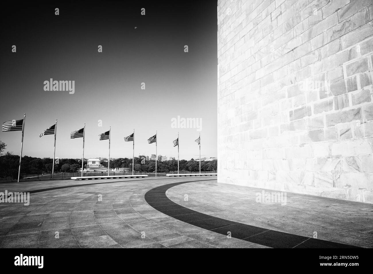 Washington Monument, National Mall, Washington DC — Photo noir et blanc | Washington Monument, Washington, D.C. Photographie noir et blanc montrant la base du monument et les drapeaux américains le long du périmètre. Banque D'Images