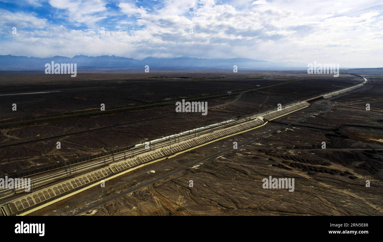 (150623) -- URUMQI, 23 juin 2015 -- une photo prise avec un drone le 19 mai 2015 montre un train à grande vitesse qui traverse le désert de gobi à Turpan, dans la région autonome ouïgoure du Xinjiang, au nord-ouest de la Chine. Le train à grande vitesse Lanxin, long de 1 776 kilomètres, a été mis en service le 26 décembre 2014, reliant Lanzhou, capitale de la province du Gansu, Xining, capitale de la province du Qinghai, et Urumqi, toutes situées dans le nord-ouest de la Chine. En 2015, des photos aériennes de la section du Xinjiang du train à grande vitesse de Lanxin ont été prises par un groupe de photographie aérienne de l'agence de presse Xinhua et diverses formes de relief du Xinjiang ont été enregistrées. p) CHINA-L Banque D'Images