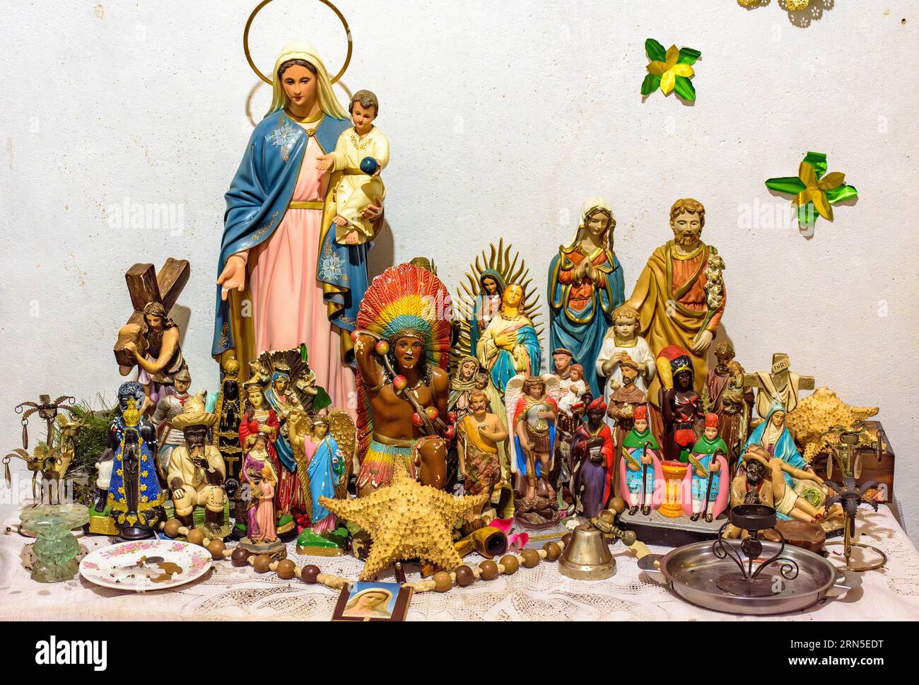 Autel avec plusieurs images de saints, d'entités de religions d'origine africaine comme Umbanda et Candomble et des objets du quotidien dans un bien Banque D'Images