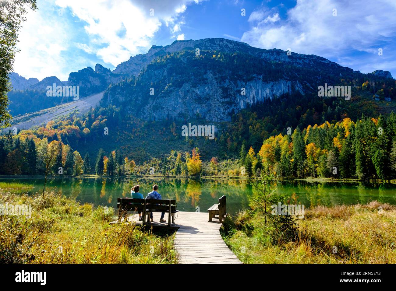 Randonneurs au Frillensee près d'Inzell, Chiemgau, haute-Bavière, Bavière, Allemagne Banque D'Images