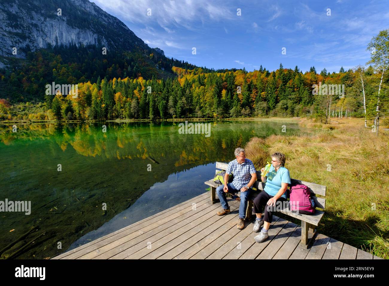 Randonneurs au Frillensee près d'Inzell, Chiemgau, haute-Bavière, Bavière, Allemagne Banque D'Images