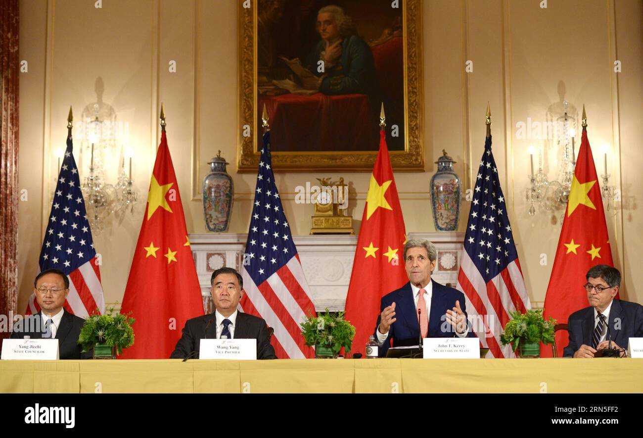 WASHINGTON, le 24 juin 2015 -- le vice-premier ministre chinois Wang Yang (2e L), le conseiller d'État chinois Yang Jiechi (1e L), le secrétaire d'État américain John Kerry (2e R) et le secrétaire au Trésor américain Jacob Lew assistent à une conférence de presse conjointe après la septième conférence Chine-États-Unis Dialogue stratégique et économique (S&de) à Washington D.C., États-Unis, le 24 juin 2015. Les hauts responsables chinois et américains ont conclu mercredi leurs discussions de haut niveau de deux jours ici avec des résultats substantiels dans les secteurs stratégiques et économiques, ainsi que des échanges de personnes à personnes. ÉTATS-UNIS-WASHINGTON-CHINE-POURPARLERS DE HAUT NIVEAU-CONFÉRENCE DE PRESSE YINXBOG Banque D'Images