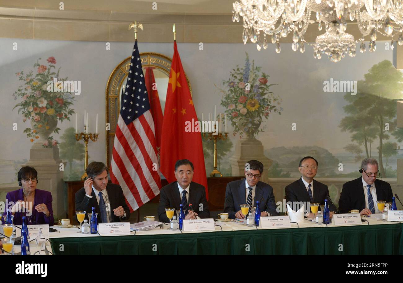 150625 -- WASHINGTON, 25 JUIN 2015 -- L-RU.S. Penny Pritzker, secrétaire d'État adjoint américain Antony Blinken, Wang Yang, vice-premier ministre chinois, Jacob Lew, secrétaire au Trésor américain, Yang Jiechi, conseiller d'État chinois, Michael Froman, représentant au commerce américain, assistent à une table ronde lors de la septième ronde de la Chine-États-Unis Dialogue stratégique et économique S&ED à Washington D.C., États-Unis, 23 juin 2015.Yin Bogu US-WASHINGTON-CHINA-POLITICS-ROUNDTABLE MEETING YingxBogu PUBLICATIONxNOTxINxCHN Banque D'Images 150625 -- WASHINGTON, 25 JUIN 2015 -- L-RU.S. Penny Pritzker, secrétaire d'État adjoint américain Antony Blinken, Wang Yang, vice-premier ministre chinois, Jacob Lew, secrétaire au Trésor américain, Yang Jiechi, conseiller d'État chinois, Michael Froman, représentant au commerce américain, assistent à une table ronde lors de la septième ronde de la Chine-États-Unis Dialogue stratégique et économique S&ED à Washington D.C., États-Unis, 23 juin 2015.Yin Bogu US-WASHINGTON-CHINA-POLITICS-ROUNDTABLE MEETING YingxBogu PUBLICATIONxNOTxINxCHN Banque D'Images