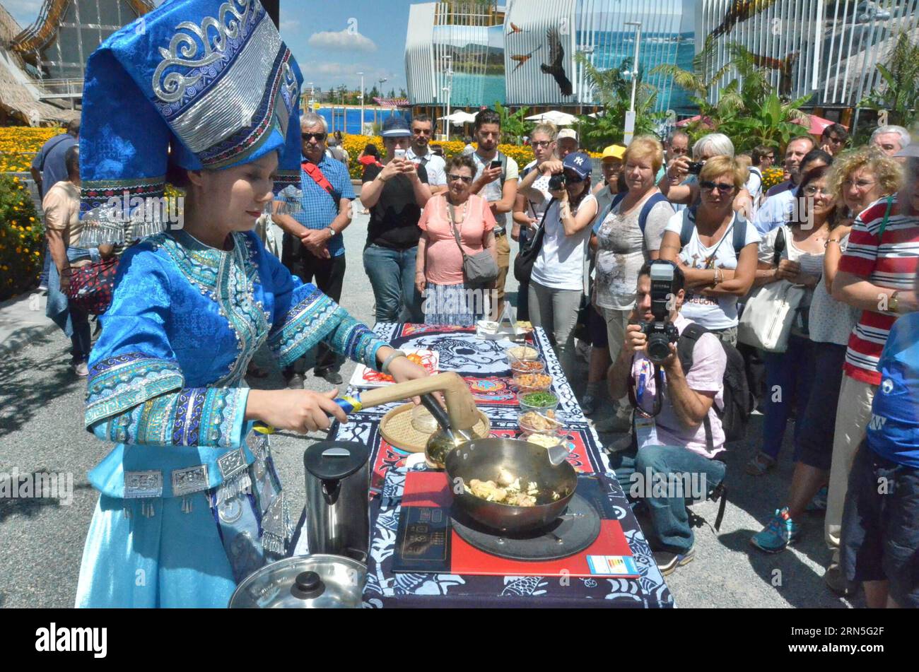 (150625) -- MILAN, le 24 juin 2015 -- Un artiste prépare des plats locaux pendant la semaine Guangxi au Pavillon chinois de l'Expo Milano 2015 à Milan, Italie, le 24 juin 2015. Pour de nombreux invités internationaux de l'Expo Milano 2015 qui n'ont jamais visité la région autonome de Guangxi Zhuang en Chine, mercredi a été l'occasion de se faire une idée des choses magnifiques qu'ils y vivront un jour.) (zw) ITALY-MILAN-EXPO-CHINA-GUANGXI WEEK SongxJian PUBLICATIONxNOTxINxCHN 150625 Milan juin 24 2015 un Performer prépare des aliments locaux pendant la semaine Guangxi AU Pavillon chinois de l'EXPO Milano 2015 à Milan I. Banque D'Images