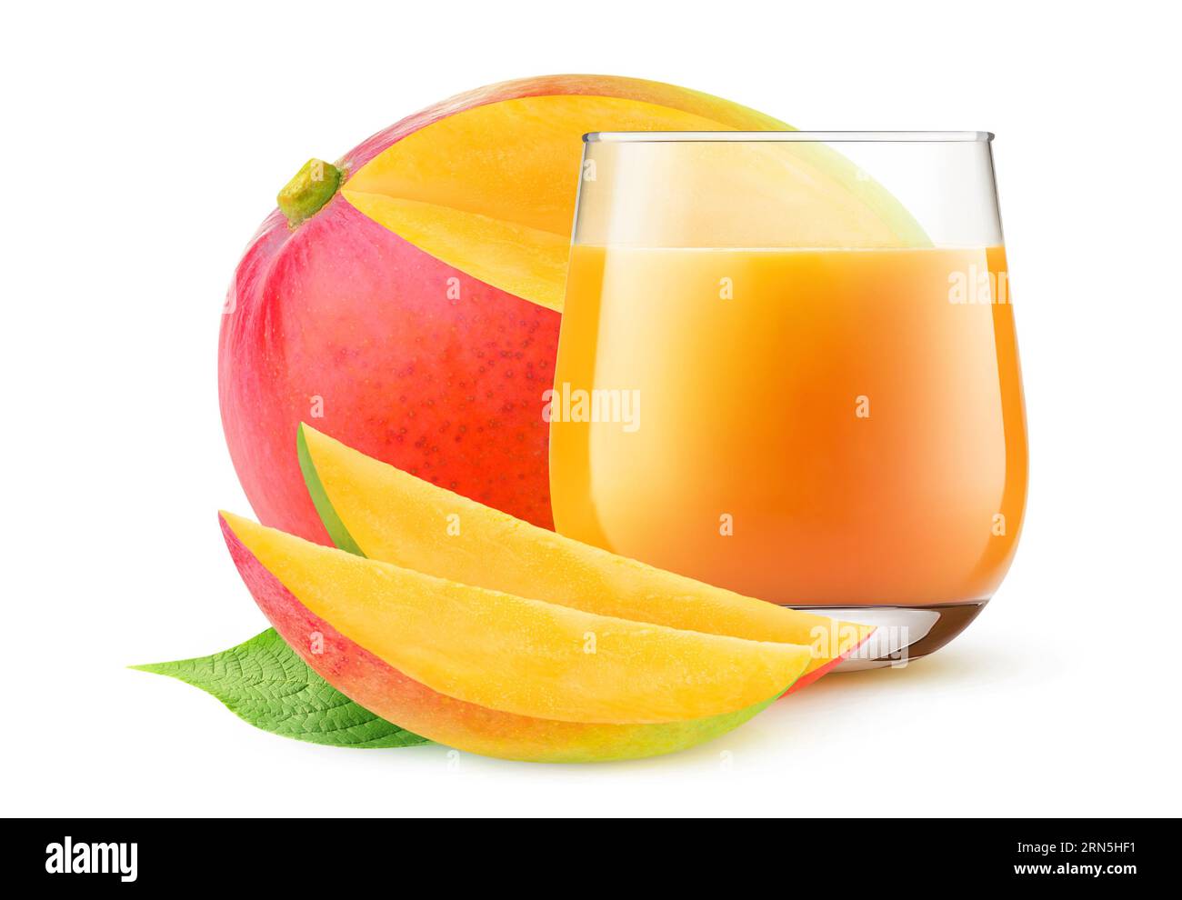 Verre de jus de mangue et fruit de mangue rouge tranché, isolé sur fond blanc Banque D'Images