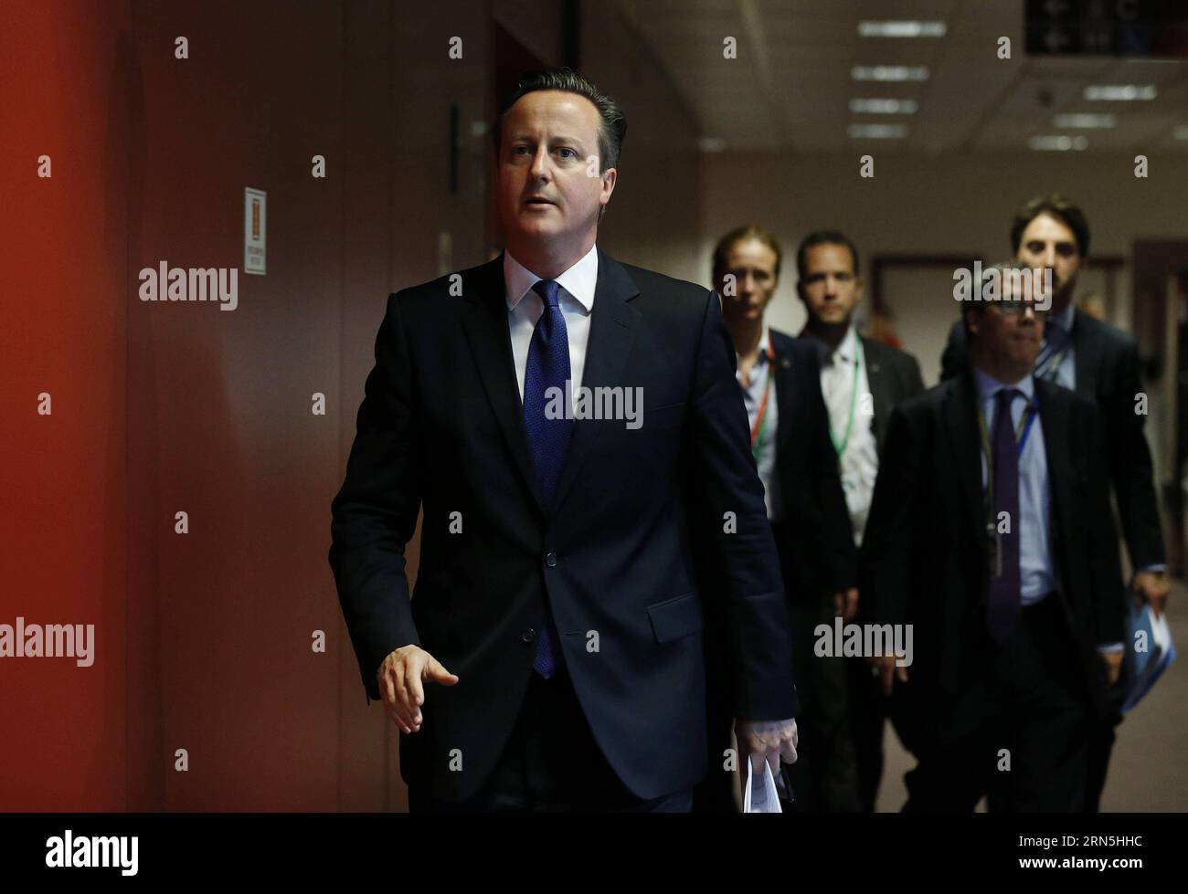 (150626) -- BRUXELLES, le 26 juin 2015 -- le Premier ministre britannique David Cameron arrive à une conférence de presse après un sommet de l'UE à Bruxelles, Belgique, le 26 juin 2015. SOMMET BELGIQUE-UE YexPingfan PUBLICATIONxNOTxINxCHN 150626 Bruxelles juin 26 2015 le Premier ministre britannique David Cameron arrive À une conférence de presse après le sommet UE à Bruxelles Belgique juin 26 2015 Belgique Sommet UE YexPingfan PUBLICATIONxNOTxINxCHN Banque D'Images