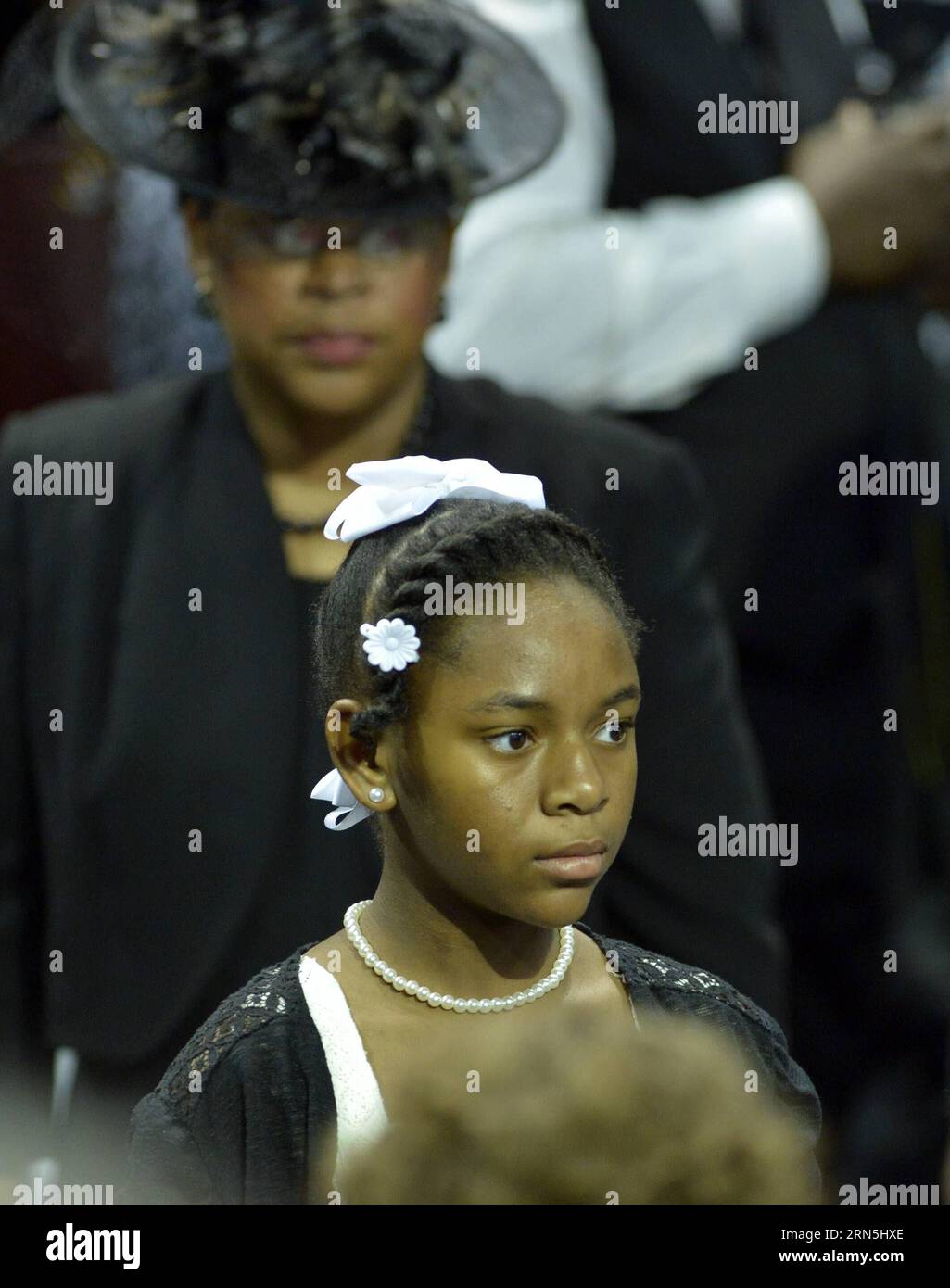 (150626) -- CHARLESTON, 26 juin 2015 -- Jannifer Pinckney et Eliana Pinckney, épouse et fille de Clementa Pinckney, sénatrice de l'État de Caroline du Sud, tuée lors de la fusillade de masse du 17 juin dans une église afro-américaine, sont vues lors de ses funérailles à Charleston, Caroline du Sud, États-Unis, le 26 juin 2015. US-CHARLESTON-FUNERAL YinxBogu PUBLICATIONxNOTxINxCHN 150626 Charleston juin 26 2015 Jannifer Pinckney et Eliana Pinckney épouse et fille du sénateur de l'État de Caroline du Sud Clementa Pinckney qui a TUÉ lors de la fusillade de de masse LE 17 juin À l'église afro-américaine Banque D'Images