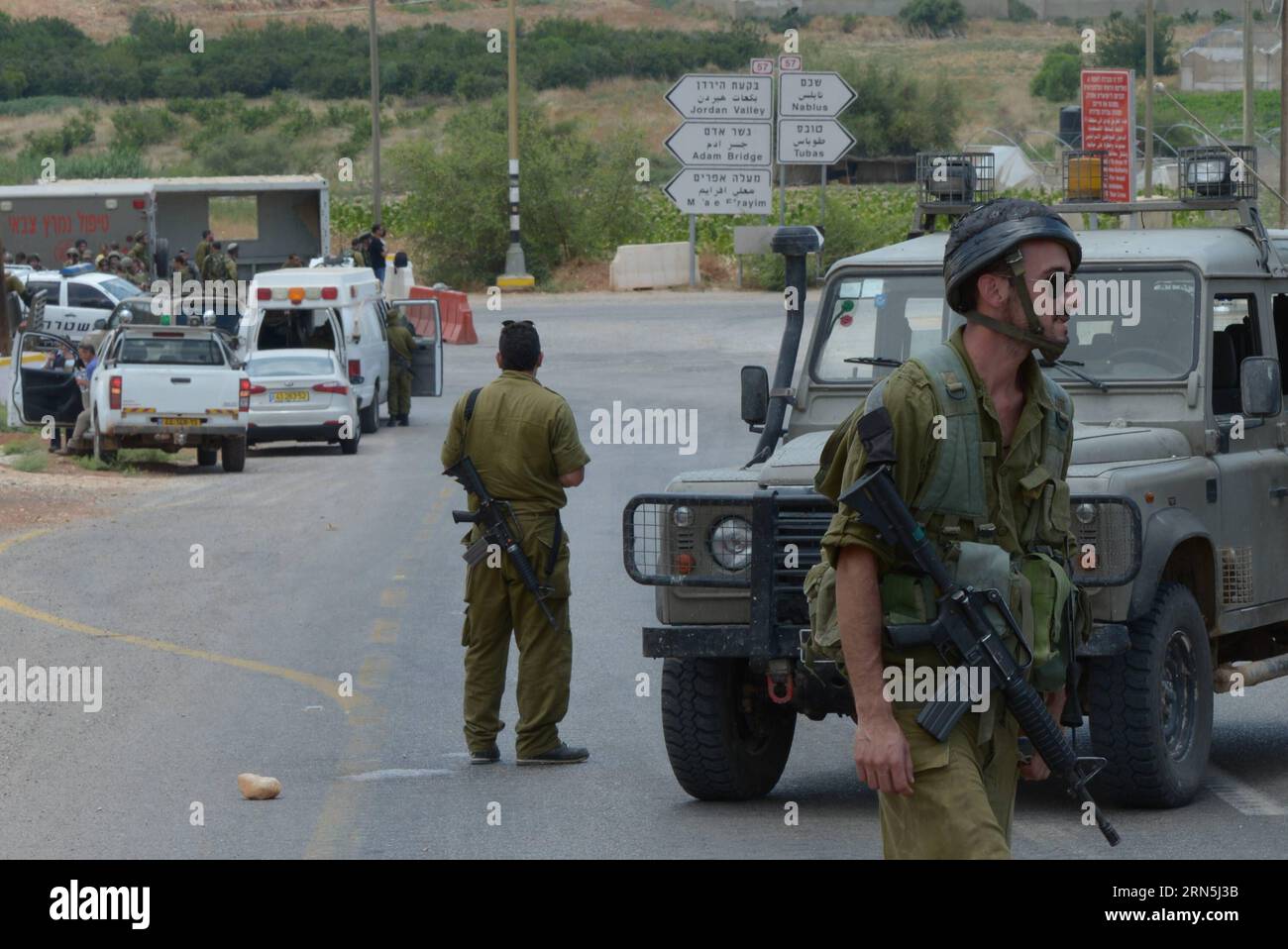 Des soldats de Sraeli dressent la garde sur la zone à la suite d une fusillade au poste de contrôle de BKA Aot dans la vallée du Jourdain, à l est de Naplouse, une zone de Cisjordanie près de la frontière israélienne avec la Jordanie, le 26 juin 2015. Un palestinien a été abattu vendredi après avoir ouvert le feu sur des soldats israéliens à un poste de contrôle en Cisjordanie, a déclaré le porte-parole des Forces de défense israéliennes (FDI) dans un communiqué. L'homme palestinien conduisant une voiture a ouvert le feu sur les soldats, tandis qu'en réponse, les soldats au poste de contrôle ont tiré sur l'homme armé palestinien qui est mort plus tard de ses blessures, a déclaré l'armée israélienne, sans fournir de Banque D'Images