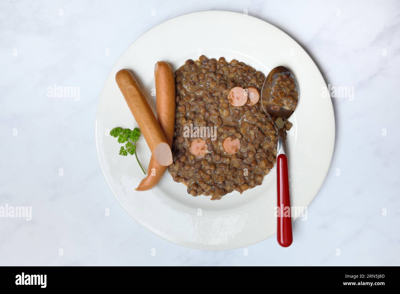 Lentille (Lens culinaris) plat avec saucisses sur plaque, lentille Banque D'Images