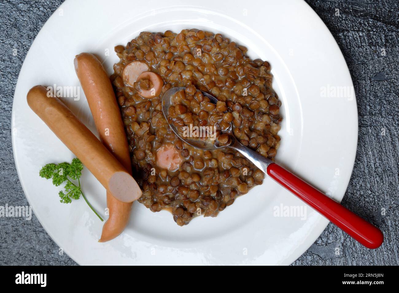Lentille (Lens culinaris) plat avec saucisses sur plaque, lentille Banque D'Images
