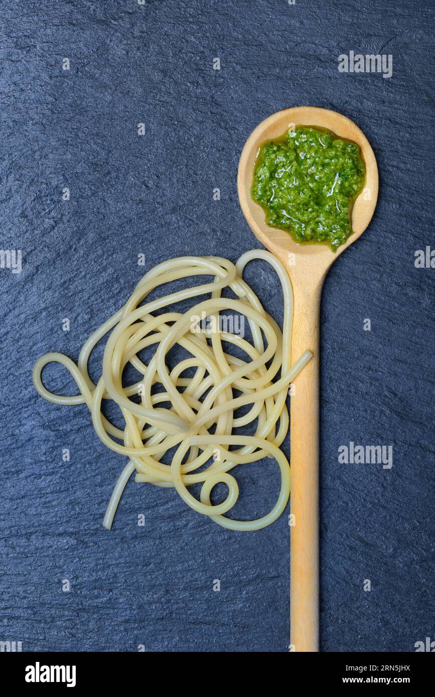 Pesto dans la cuillère de cuisson et spaghetti, pâtes Banque D'Images