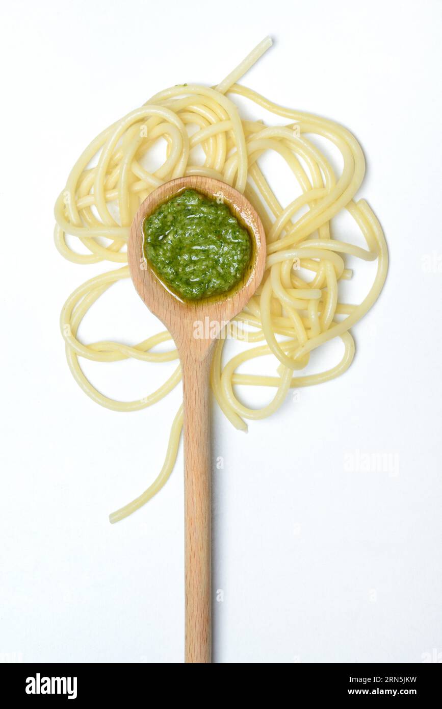 Pesto dans la cuillère de cuisson et spaghetti, pâtes Banque D'Images