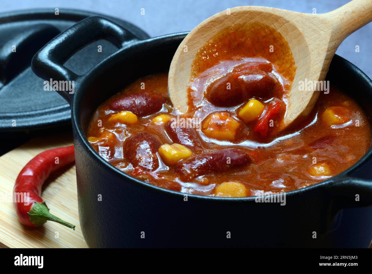 Piment con carne, ragoût de haricots dans des pots et piment Banque D'Images