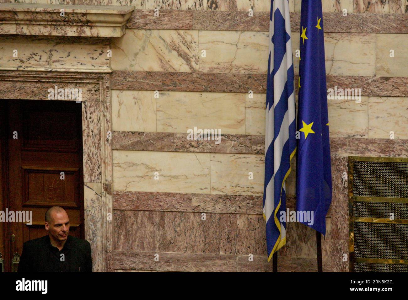 (150628) -- ATHÈNES, le 28 juin 2015 -- le ministre grec des Finances Yanis Varoufakis arrive pour prononcer un discours lors d'une session parlementaire à Athènes, en Grèce, le 28 juin 2015. Le Parlement grec a entamé samedi midi un débat d'urgence sur l'appel surprise du gouvernement à un référendum du 5 juillet sur l'accord sur la dette que les créanciers internationaux ont mis sur la table dans le but d'éviter un défaut de paiement grec et un éventuel Grexit dans les semaines à venir. Le président de l'Eurogroupe, Jeroen Dijsselbloem, a déclaré samedi que 18 ministres des finances de l'Eurogroupe ont rejeté la demande de prolongation de la Grèce afin qu'elle puisse mettre les créanciers Banque D'Images