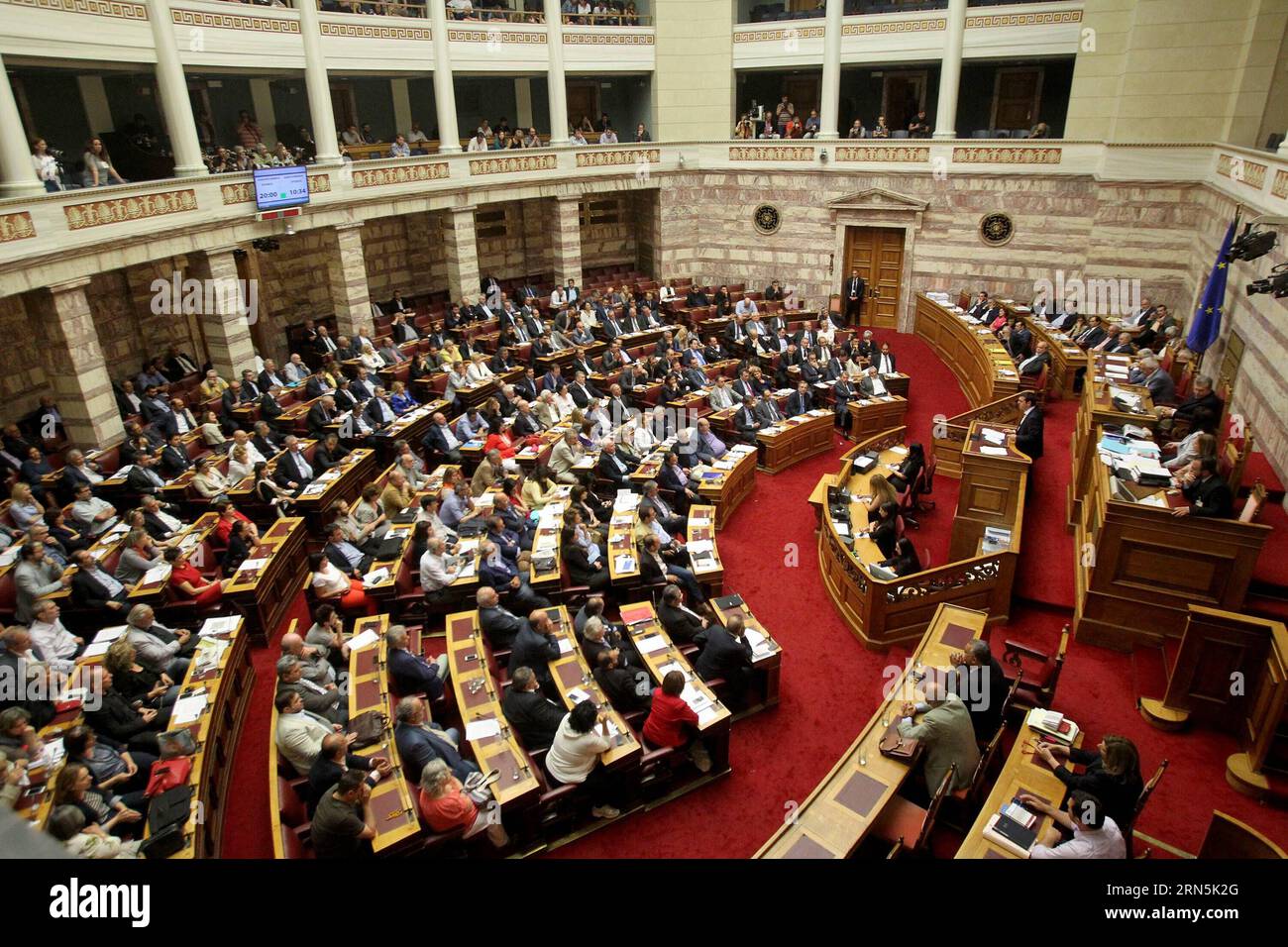 (150628) -- ATHÈNES, le 28 juin 2015 -- les législateurs grecs assistent à une session parlementaire pour le vote d'un projet de référendum par le gouvernement à Athènes, Grèce, le 28 juin 2015. Le Parlement grec a entamé samedi midi un débat d'urgence sur l'appel surprise du gouvernement à un référendum du 5 juillet sur l'accord sur la dette que les créanciers internationaux ont mis sur la table dans le but d'éviter un défaut de paiement grec et un éventuel Grexit dans les semaines à venir. Le président de l'Eurogroupe, Jeroen Dijsselbloem, a déclaré samedi que 18 ministres des finances de l'Eurogroupe ont rejeté la demande de prolongation de la Grèce afin qu'elle puisse en mettre le mérite Banque D'Images