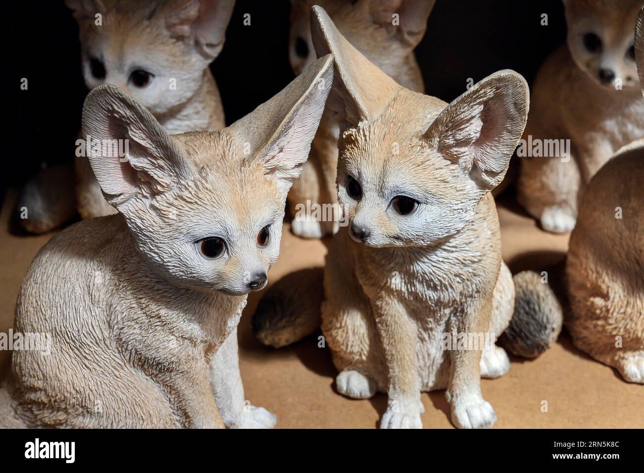 Fennek artificiel, renards du désert nord-africain aux oreilles géantes, comme décoration de jardin dans un centre de jardinage, Allgaeu, Bavière, Allemagne Banque D'Images
