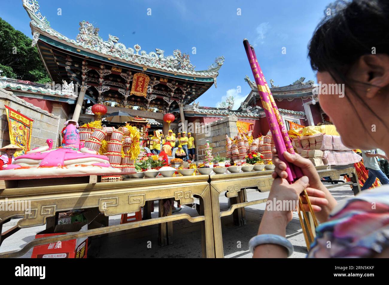 (150628) -- DONGSHAN, le 28 juin 2015 -- Un adorateur offre de l'encens devant le temple de Guan Di pendant le festival culturel et touristique Guandi dans le comté de Dongshan, dans la province du Fujian du sud-est de la Chine, le 28 juin 2015. Quelque 3 000 24 personnes à travers le détroit de Taiwan ont participé au festival, la 10ème édition du genre. Guan Di, également appelé Guan Yu ou Guan Gong, est un ancien général chinois de la période des trois Royaumes, bien connu pour sa loyauté et sa droiture. (mp) CHINA-FUJIAN-CULTURE & TOURISM FESTIVAL (CN) LinxShanchuan PUBLICATIONxNOTxINxCHN 150628 Shan Dong juin 28 2015 a worshipe Banque D'Images