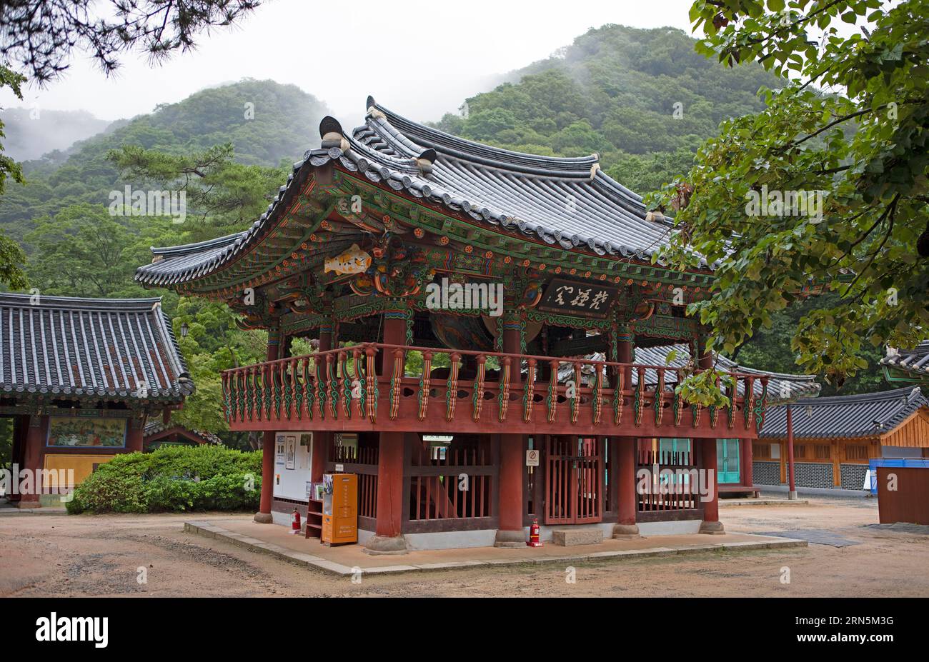 Clocher au temple Baekyangsa, temple principal de l'ordre Jogye du bouddhisme coréen, mont Baekamsan à l'arrière, Bukha-myeon, Jangseong, Jeolla du Sud Banque D'Images