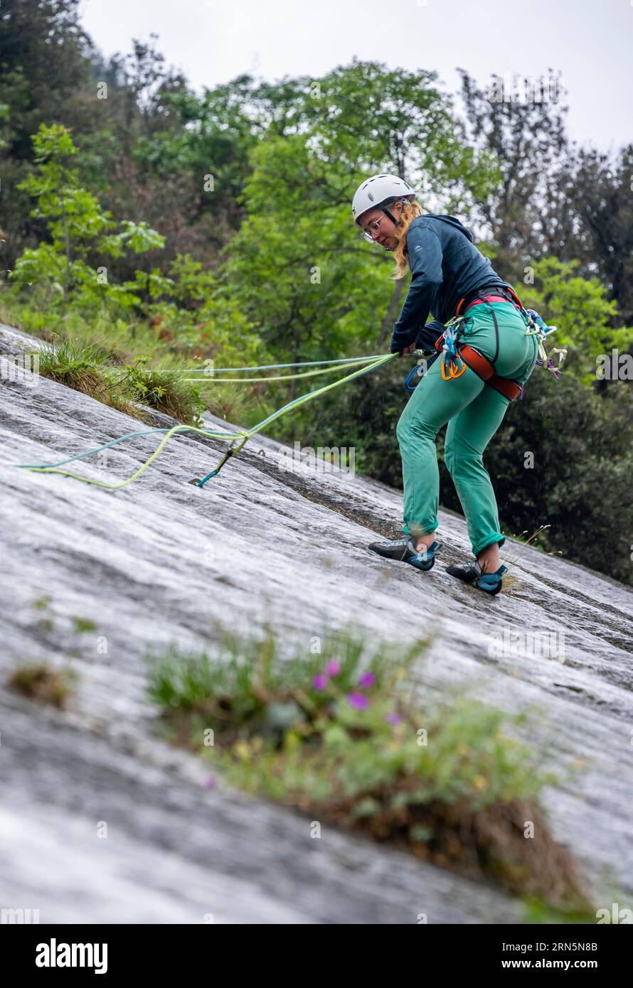 Grimpeur, escalade multi-pas, escalade de dalle, Garda Mountains, Arco, Trentin-Haut-Adige, Italie Banque D'Images
