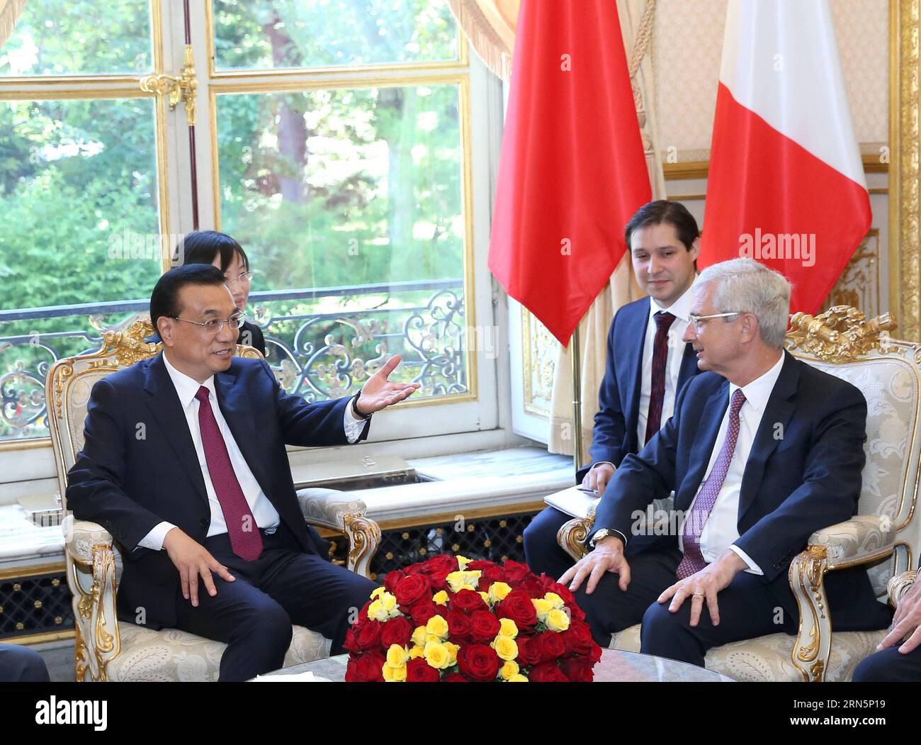 (150630) -- PARIS, le 30 juin 2015 -- le premier ministre chinois Li Keqiang (G) rencontre Claude Bartolone (D), président de l'Assemblée nationale française, à Paris, France, le 30 juin 2015. (lfj) RENCONTRE FRANCE-CHINE PREMIER MINISTRE PangxXinglei PUBLICATIONxNOTxINxCHN 150630 Paris juin 30 2015 le Premier ministre chinois gauche Keqiang l rencontre avec Claude Bartolone r Président de l'Assemblée nationale française à Paris France juin 30 2015 rencontre lfj France Premier ministre chinois PangxXinglei PUBLICATIONxNOTxINxCHN Banque D'Images