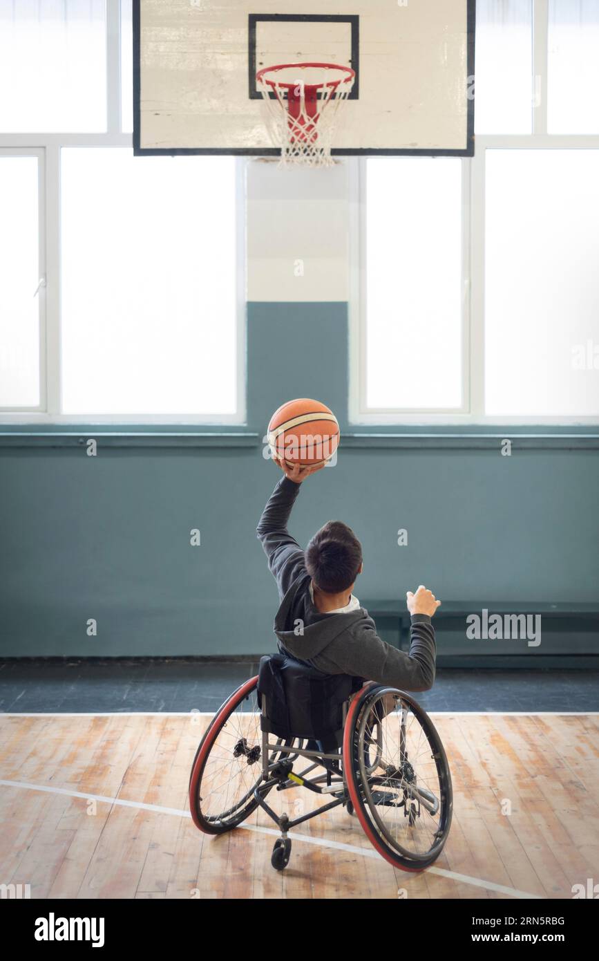 Homme plein de monde jouant au basket-ball Banque D'Images