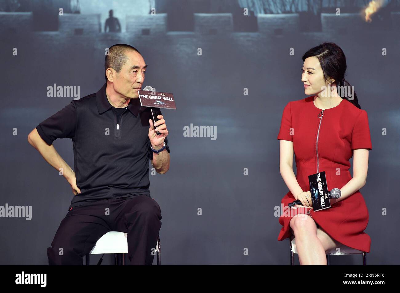 (150702) -- PÉKIN, le 2 juillet 2015 -- le réalisateur Zhang Yimou et l'actrice Jing Tian (droite) assistent à la conférence de presse du film la Grande Muraille à Pékin, capitale de la Chine, le 2 juillet 2015. Réalisé par Zhang Yimou, le film devrait apparaître sur l'écran mondial en novembre de l'année prochaine. (mp) CHINA-BEIJING-MOVIE-THE GREAT WALL-PRESS CONFERENCE (CN) LixXin PUBLICATIONxNOTxINxCHN 150702 Beijing juillet 2 2015 le réalisateur Zhang Yimou et l'actrice Jing Tian assistent à la conférence de presse du film la Grande Muraille à Beijing capitale de la Chine juillet 2 2015 réalisé par Zhang Yimou le film devrait frapper le Banque D'Images