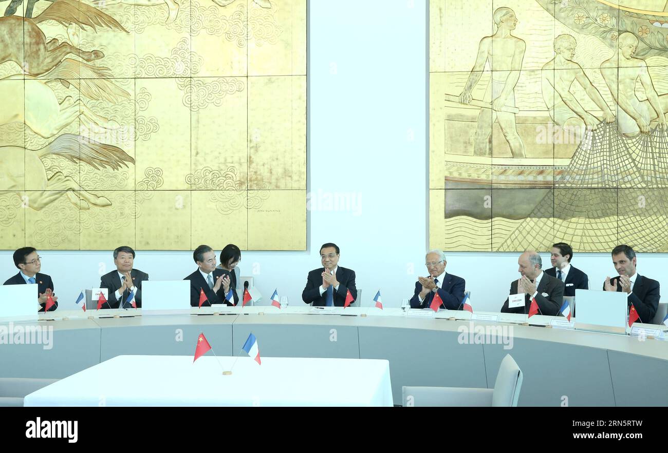 MARSEILLE, le 2 juillet 2015 -- le premier ministre chinois Li Keqiang (C) rend visite au groupe CMA CGM, un groupe mondial de transport maritime, à Marseille, France, le 1 juillet 2015. ) (mp) FRANCE-CHINE-LI KEQIANG-CMA CGM GROUP-VISIT PangxXinglei PUBLICATIONxNOTxINxCHN Marseille juillet 2 2015 le Premier ministre chinois quitte Keqiang C visite le Groupe CMA CGM a World Wide Shipping Group à Marseille France juillet 1 2015 MP France quitte Keqiang CMA CGM Group visite PangxXinglei PUBLICATIONxNOTxNOTxINxINxCHN Banque D'Images