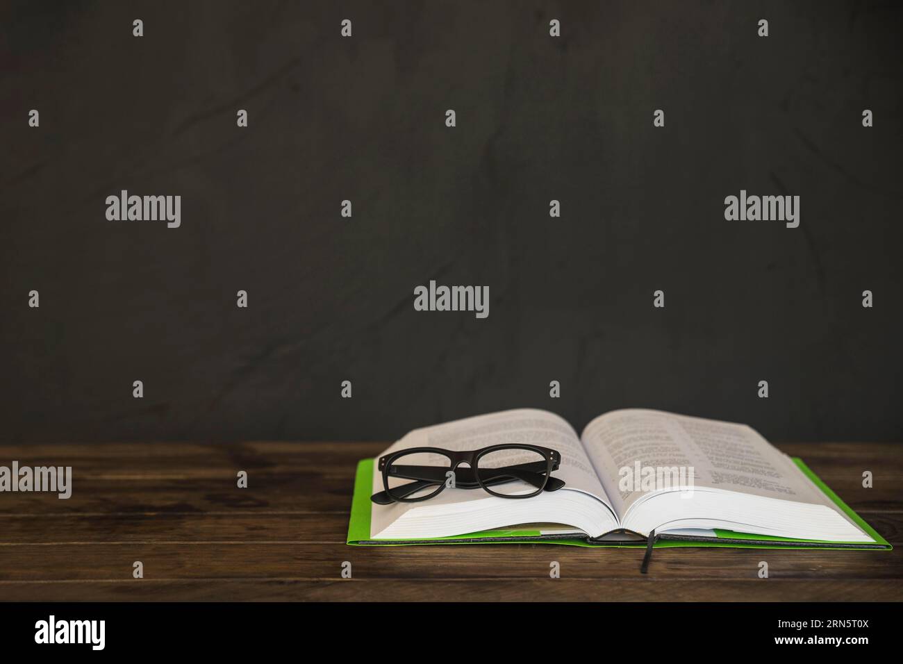 Livre ouvert avec table de lunettes Banque D'Images