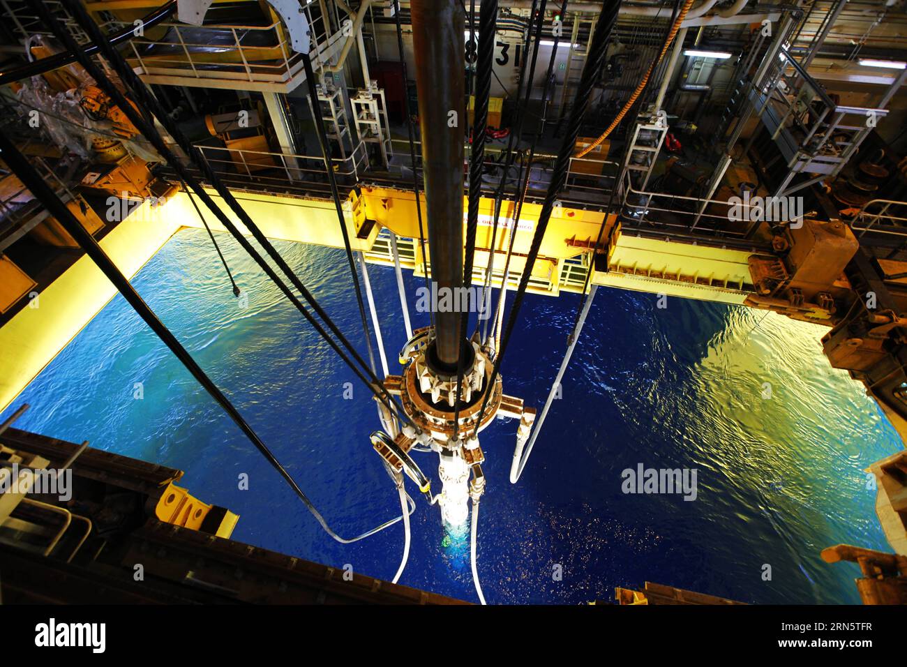 La photo prise le 16 juin 2015 montre la plate-forme de forage semi-submersible en haute mer de Xingwang au champ gazier Liwan3-2 dans la mer de Chine méridionale, dans le sud de la Chine. CNOOC Ltd., le plus grand producteur de pétrole et de gaz offshore de Chine, a annoncé le 3 juillet 2015 que sa plate-forme de forage semi-submersible en haute mer Xingwang a commencé à forer à 1 300 mètres sous-marins dans le champ gazier Liwan 3-2 en mer de Chine méridionale. Zhao Liang) (lfj) CHINE-CHINE DU SUD-OPÉRATION DE FORAGE EN MER (CN ) XingxGuangli PUBLICATIONxNOTxINxCHN la photo prise LE 16 2015 juin montre la plate-forme de forage semi-submersible A De Xingwang en haute mer Banque D'Images