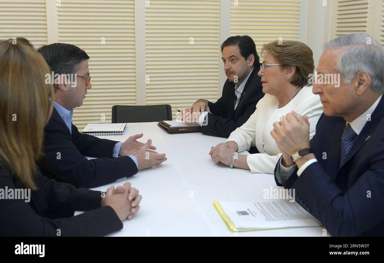 L'image fournie par la présidence chilienne montre la présidente chilienne Michelle Bachelet (2e R) rencontrant le président de la Banque interaméricaine de développement Luis Alberto Moreno (2e L) lors du Sommet de l'Alliance du Pacifique, à Paracas, Pérou, le 3 juillet 2015. Sebastian Rodriguez/Présidence chilienne) (vf) PÉROU-PARACAS-CHILE-POLITICS-MEETING e CHILI SxPRESIDENCY PUBLICATIONxNOTxINxCHN image fournie par la présidence chilienne la Présidente Michelle Bachelet 2e r rencontre avec le Président de la Banque interaméricaine de développement Luis Alberto Moreno 2e l lors du Sommet de l'Alliance du Pacifique à Paracas Pérou O Banque D'Images