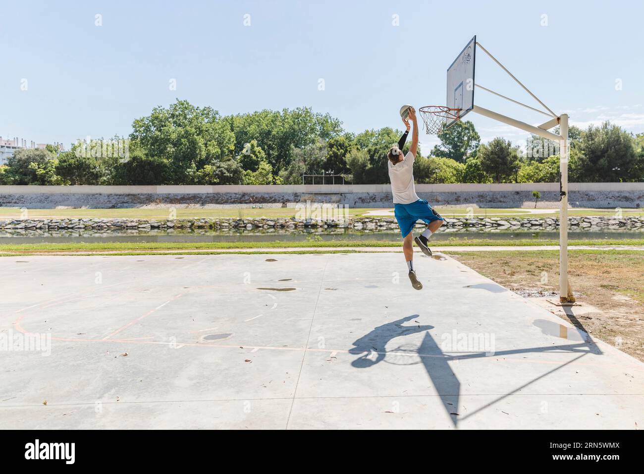 Joueur de basketball lançant un panier de basketball Banque D'Images