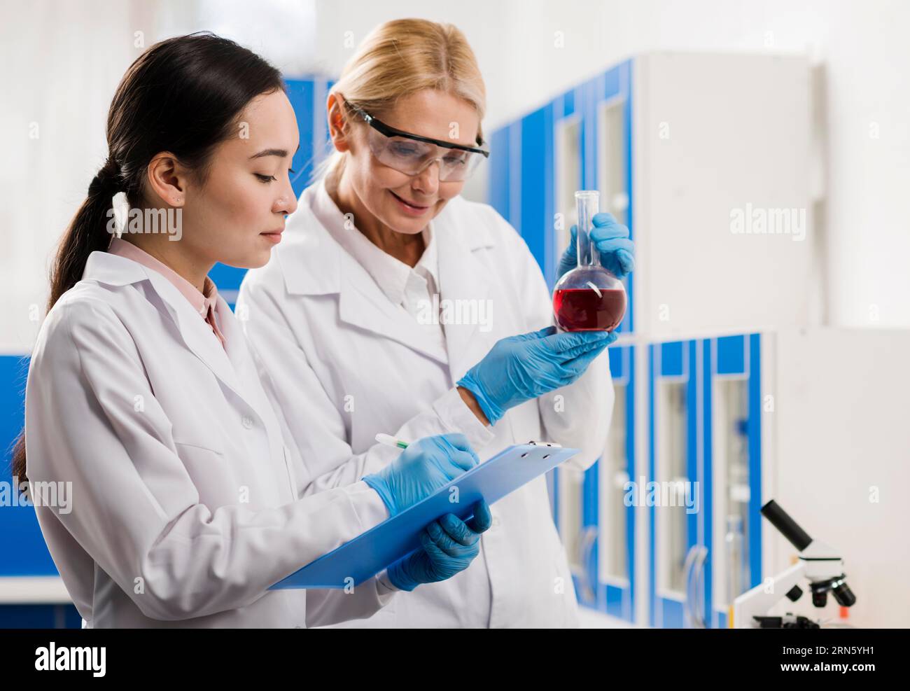 Vue latérale femmes scientifiques analysant le laboratoire de substances Banque D'Images