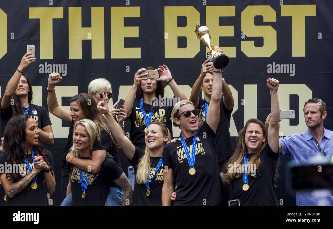 (150708) -- LOS ANGELES, le 8 juillet 2015 -- des membres de l'équipe féminine de soccer des États-Unis célèbrent lors d'un rassemblement public à Los Angeles, aux États-Unis, le 7 juillet 2015. LES ÉTATS-UNIS ont battu le Japon 5-2 en finale de la coupe du monde féminine de la FIFA, dimanche.) (SP)US-LOS ANGELES-WOMEN S FOOTBALL TEAM-CELEBRATION RALLYE ZhaoxHanrong PUBLICATIONxNOTxINxCHN 150708 Los Angeles juillet 8 2015 les membres de l'équipe féminine S de football des États-Unis célèbrent lors d'un rassemblement public à Los Angeles les États-Unis juillet 7 2015 les États-Unis ont battu le Japon 5 2 à la coupe du monde féminine S de la FIFA finale LE dimanche SP U.S. Los Ang Banque D'Images