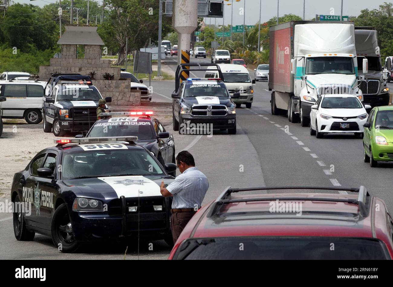 (150708) -- CANCUN, le 8 juillet 2015 -- des véhicules de la police fédérale ont été vus sur les lieux de l'accident près de l'aéroport international de Cancun, dans l'État de Quintana Roo, au Mexique, le 7 juillet 2015. Selon la presse locale, un camion à double remorque transportant du carburéacteur s’est renversé dans une rue mardi. Francisco Galvez/)(zhf) MEXICO-CANCUN-ACCIDENT NOTIMEX PUBLICATIONxNOTxINxCHN 150708 Cancun 8 2015 juillet LES VÉHICULES de la police fédérale sont des lacs SUR le site de l'accident près de l'aéroport international de Cancun Quintana Roo État Mexique LE 7 2015 juillet selon la presse locale un camion à double remorque transportant du Jet Fuel renversé O Banque D'Images