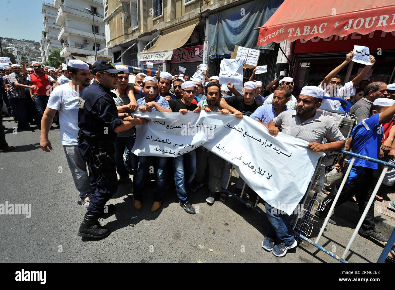 (150708) -- ALGER, 8 juillet 2015 () -- des Algériens participent à une manifestation contre les récents affrontements ethniques à Ghardaia à Alger, Algérie, le 8 juillet 2015. Jusqu'à 21 personnes ont été tuées et des centaines d'autres blessées dans des affrontements ethniques entre les communautés berbères et arabes dans la province de Ghardaia, dans le sud de l'Algérie, ont déclaré mercredi des sources locales. () ALGÉRIE-ALGER-MANIFESTATION-GHARDAIA-AFFRONTEMENTS ETHNIQUES Xinhua PUBLICATIONxNOTxINxCHN 150708 Alger juillet 8 2015 Algérie participer à une manifestation contre les récents affrontements ethniques à Ghardaia à Alger Algérie LE 8 2015 juillet, jusqu'à 21 célébrités étaient K Banque D'Images