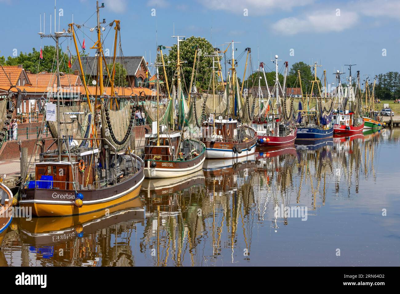Coupe-crabe avec réflexion dans l'eau dans le port de Greetsiel, Greetsiel, Frise orientale, mer du Nord, Basse-Saxe, Allemagne Banque D'Images