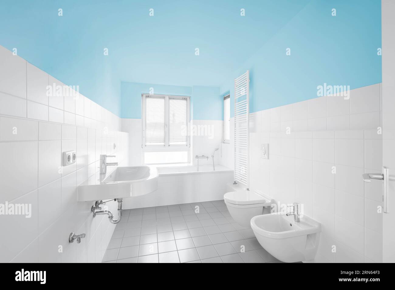 salle de bains bleue et blanche - baignoire carrelée moderne Banque D'Images