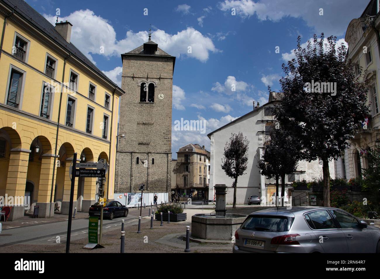 SAINT-JEAN-DE-MAURIENNE, FRANCE, 24 JUILLET 2023 : vue du centre-ville et de la rue de la République, Saint-Jean-de-Maurienne en Savoie. C'est une ville principale Banque D'Images