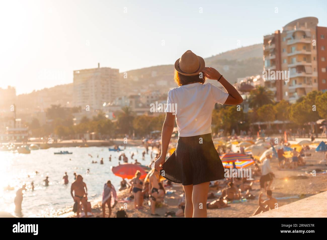 Portrait d'une femme touristique au coucher du soleil de Sarande ou Saranda dans la riviera albanaise marchant le long du boulevard, Albanie Banque D'Images