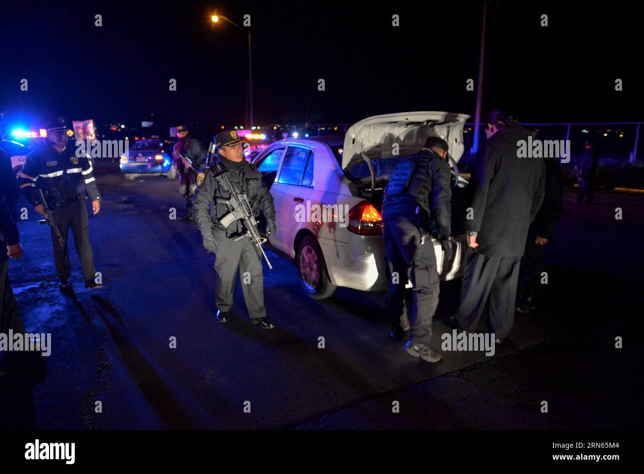 ALMOLOYA DE JUAREZ, les forces de sécurité publique de l'État de Mexico inspectent un véhicule lors d'une opération de perquisition près de l'Altiplano prision, à Almoloya de Juarez, État de Mexico, Mexique. Le roi du cartel de la drogue Joaquin El Chapo Guzman, chef du cartel de la drogue de Sinaloa, a disparu samedi soir de la prison de haute sécurité Altiplano à l'extérieur de Mexico, selon la Commission de sécurité nationale. (Zjy) MEXICO-ALMOLOYA DE JUAREZ-GUZMAN-ESCAPE MarioxVazquez/MVT PUBLICATIONxNOTxINxCHN ALMOLOYA de Juarez les forces de sécurité publique de l'État de Mexico inspectent un véhicule lors d'une opération de recherche près de Th Banque D'Images