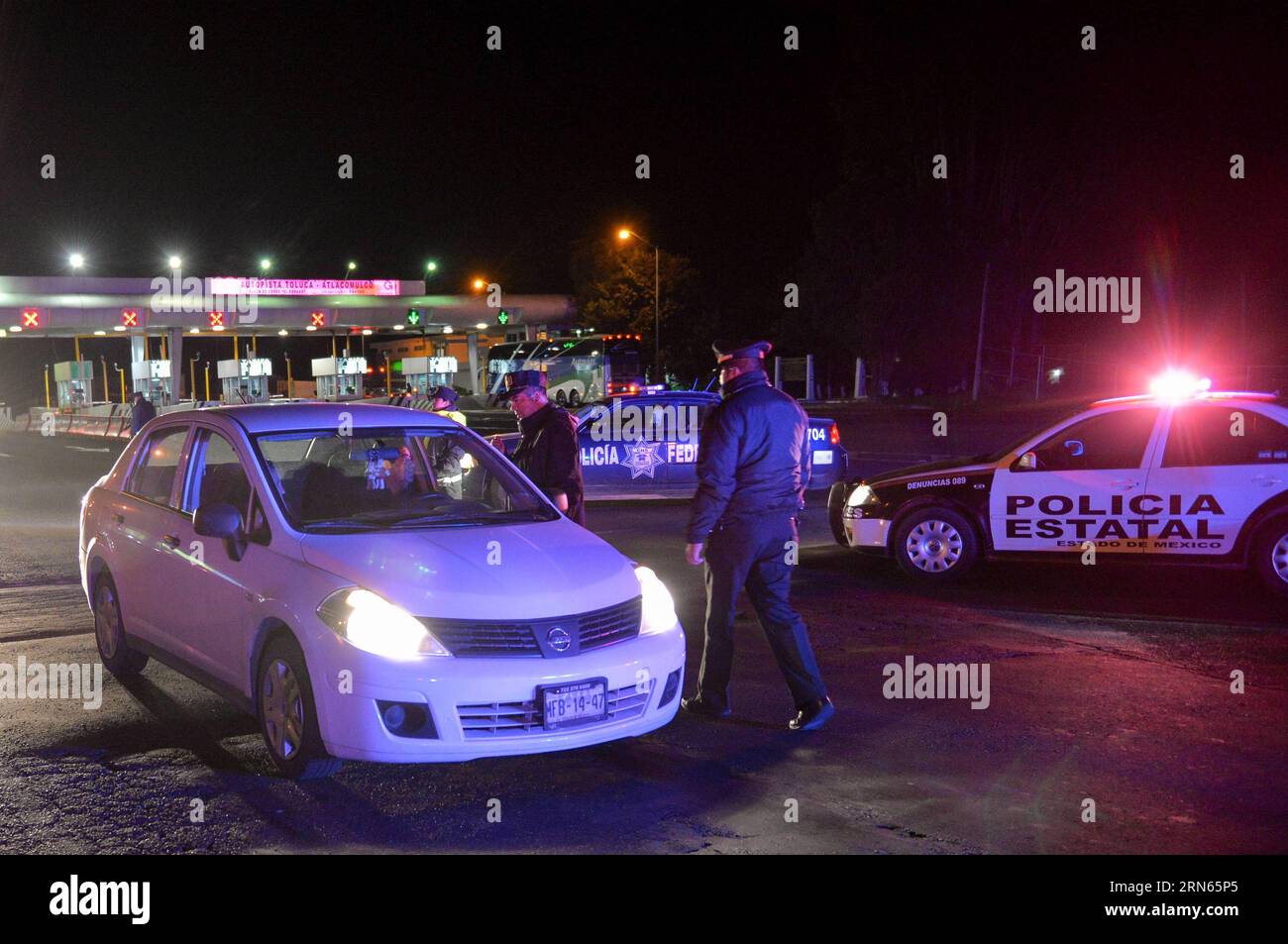 ALMOLOYA DE JUAREZ, les forces de sécurité publique de l'État de Mexico inspectent un véhicule lors d'une opération de perquisition près de l'Altiplano prision, à Almoloya de Juarez, État de Mexico, Mexique. Le roi du cartel de la drogue Joaquin El Chapo Guzman, chef du cartel de la drogue de Sinaloa, a disparu samedi soir de la prison de haute sécurité Altiplano à l'extérieur de Mexico, selon la Commission de sécurité nationale. (Zjy) MEXICO-ALMOLOYA DE JUAREZ-GUZMAN-ESCAPE MarioxVazquez/MVT PUBLICATIONxNOTxINxCHN ALMOLOYA de Juarez les forces de sécurité publique de l'État de Mexico inspectent un véhicule lors d'une opération de recherche près de Th Banque D'Images
