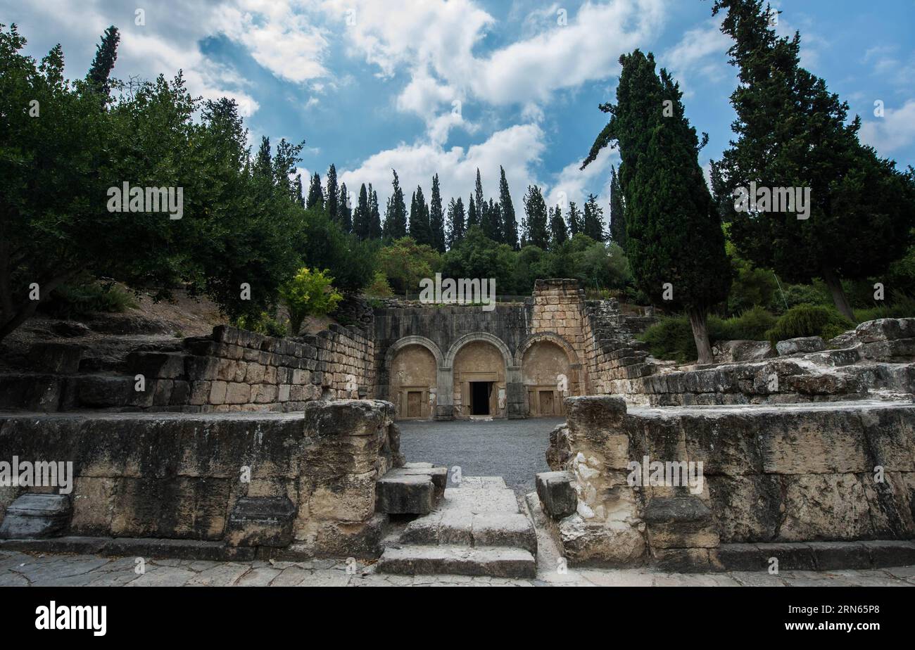 KULTUR Nekropole dans Bet She arim BET SHE ARIM, la grotte des cercueils est vue à la nécropole de Bet She arim en Israël, le 11 juillet 2015. La nécropole de Bet She ARIM en Israël, point de repère du renouveau juif, a été inscrite sur la liste du patrimoine mondial de l’UNESCO le 4 juillet 2015. Composée d'une série de catacombes, la nécropole s'est développée à partir du 2e siècle av. J.-C. comme principal lieu de sépulture juif en dehors de Jérusalem après l'échec de la deuxième révolte juive contre la domination romaine. Situées au sud-est de la ville de Haïfa, ces catacombes sont un trésor d'œuvres d'art et d'inscriptions en grec, araméen Banque D'Images